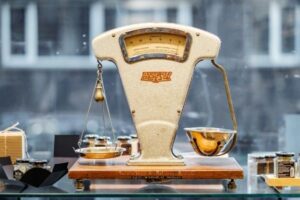 Old fashioned scale. Photo by Piret Ilver, Unsplash